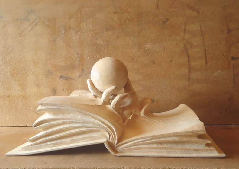 sculpture livre : main qui sort d'un livre sans vernis
