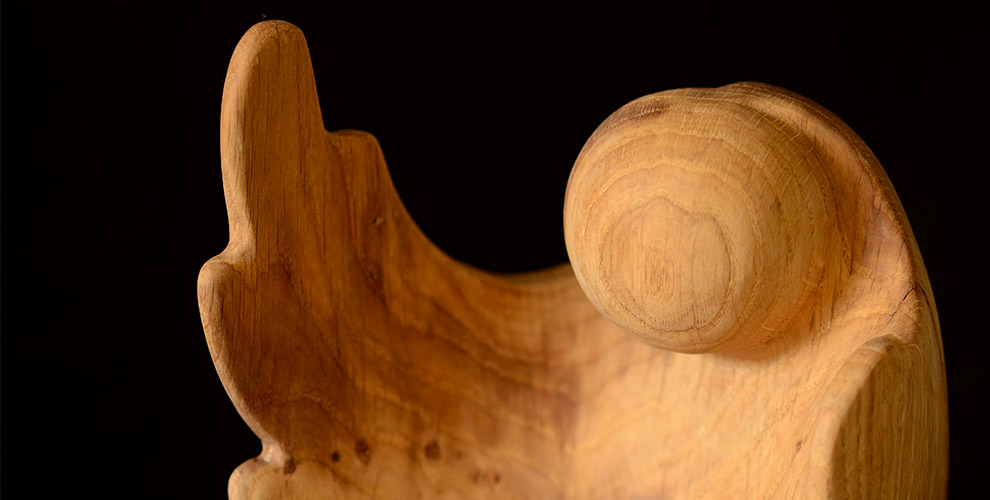 Oeuvre d'art abstrait sculptée sur bois