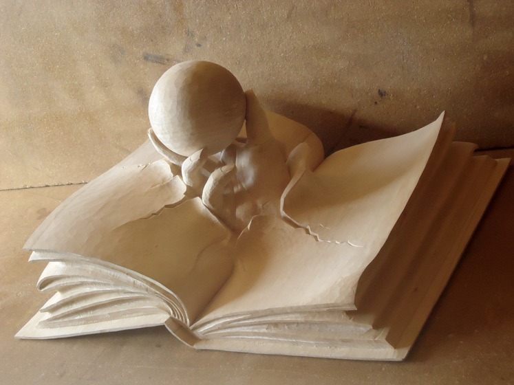 sculpture livre : main qui sort d'un livre