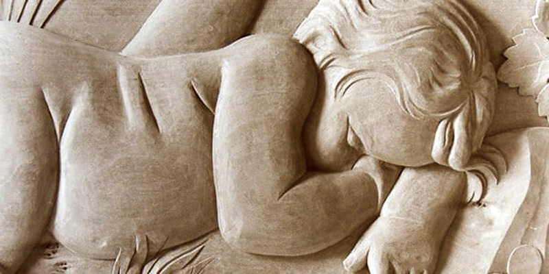 sculpture bas-relief enfant qui dort