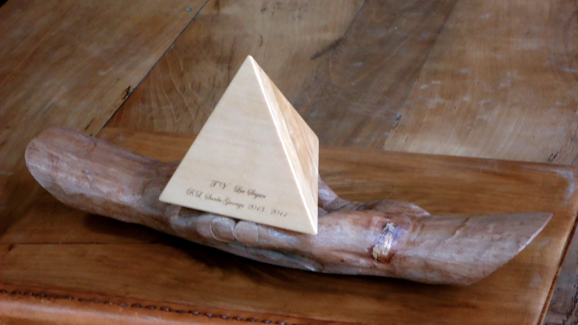 sculpture main et pyramide en bois