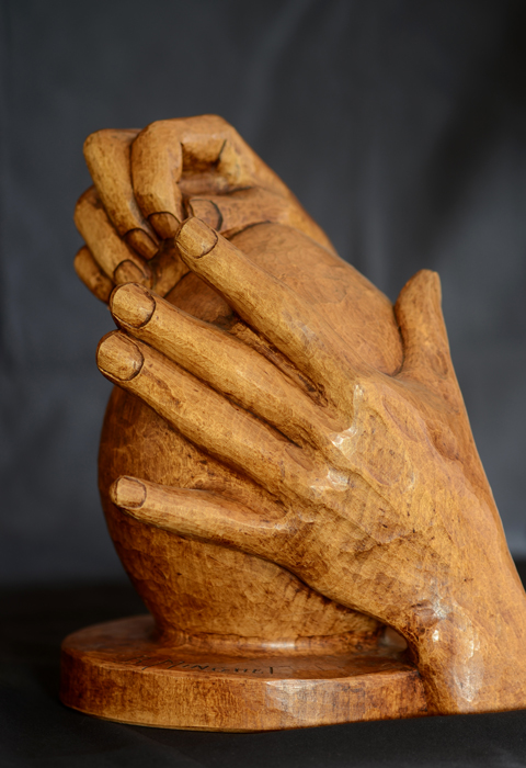 Sculpture en bois, "les mains du potier"