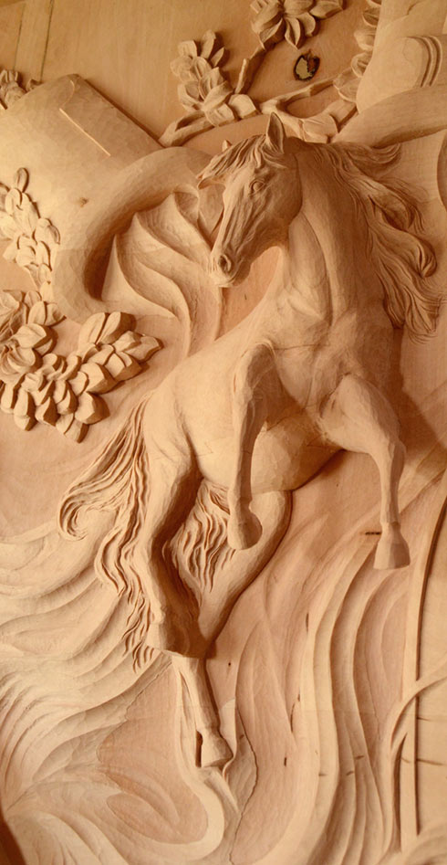 Cheval fou, sculpture en haut relief