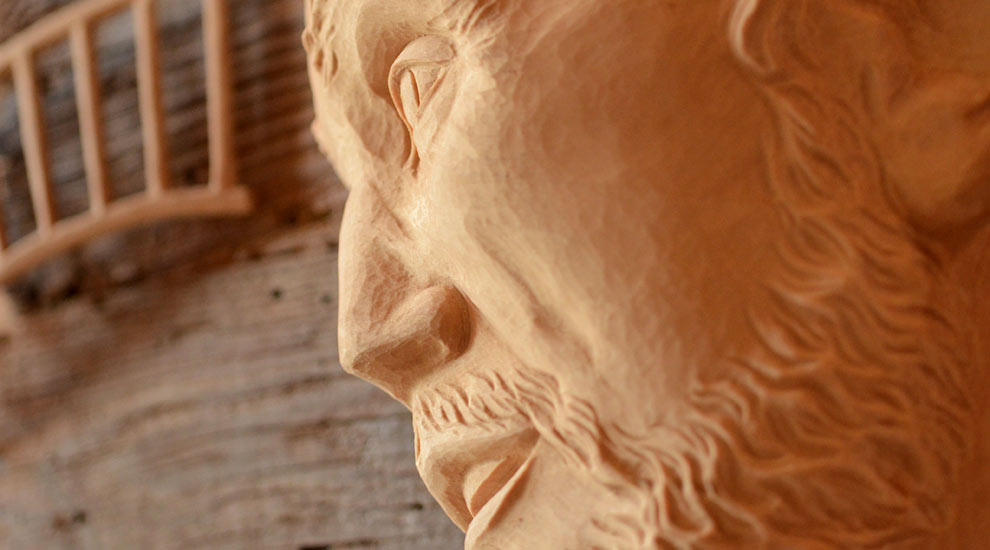 Homme barbu sculpté dans une fresque