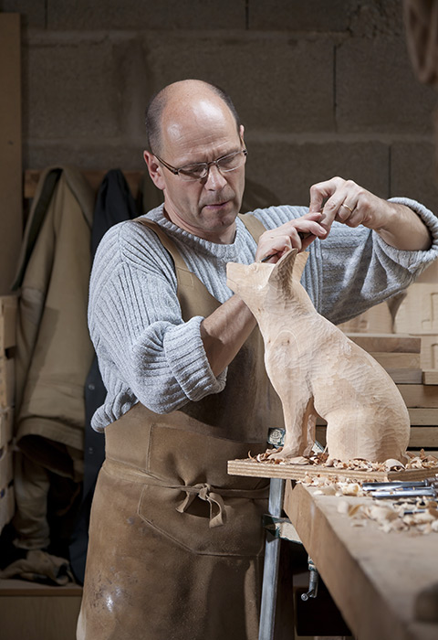 Bruno Minguet en train de sculpter chien