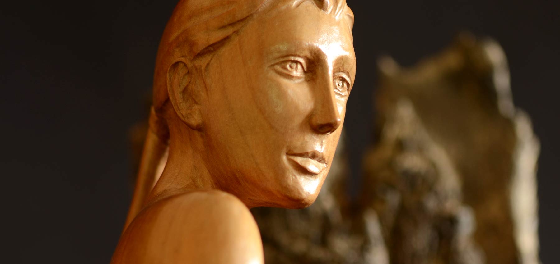 Sculpture de femme sur bois