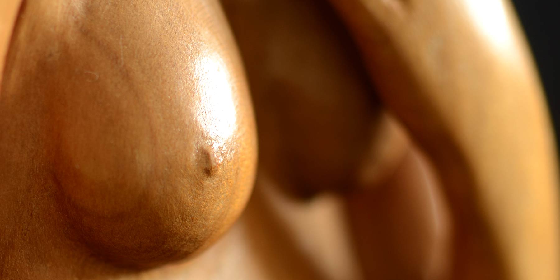 Sculpture nu féminin, détail de la poitrine