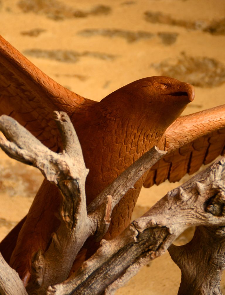 Sculpture d'aigle majestueux en bois