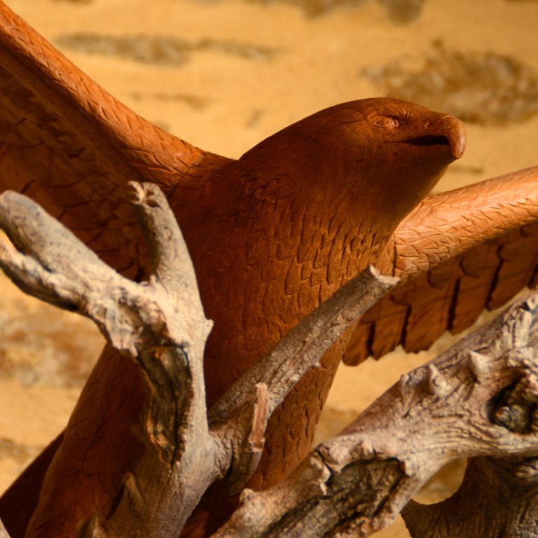 Sculpture d'aigle majestueux en bois