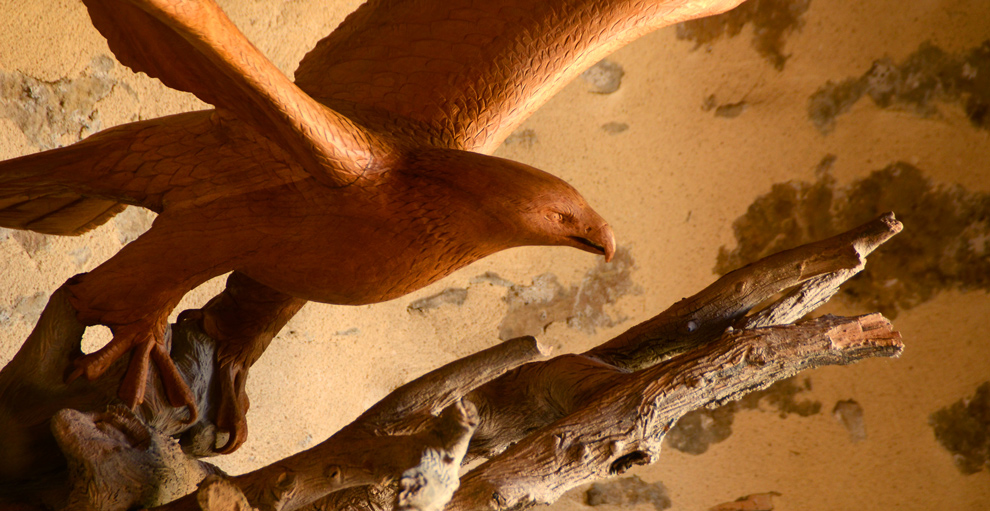 Sculpture de l'envole d'un aigle en bois