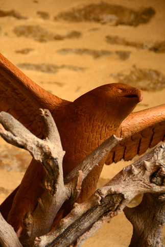 Aigle, sculpture en bois
