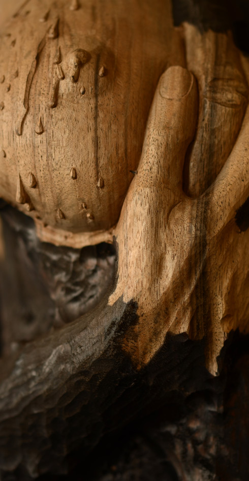 Sculpture d'un sein en bois brut