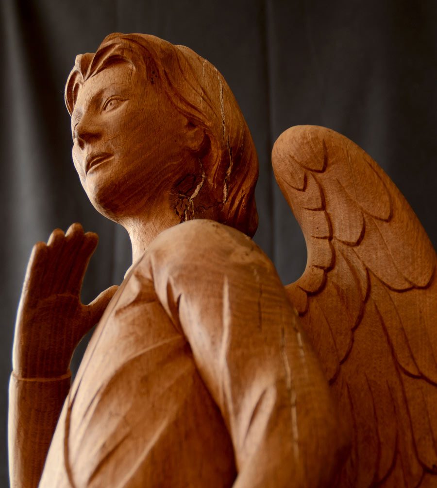 Sculpture d'ange fait à partir du bois d'une ancienne chapelle