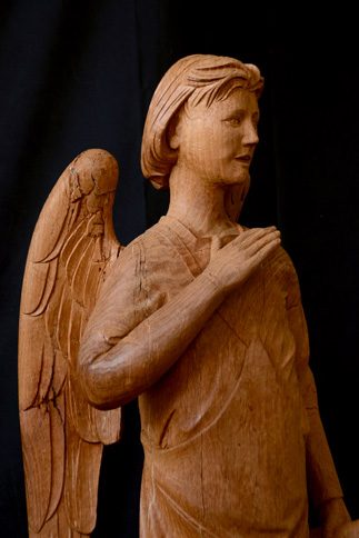 Sculpture sur bois de l'ange bâtisseur