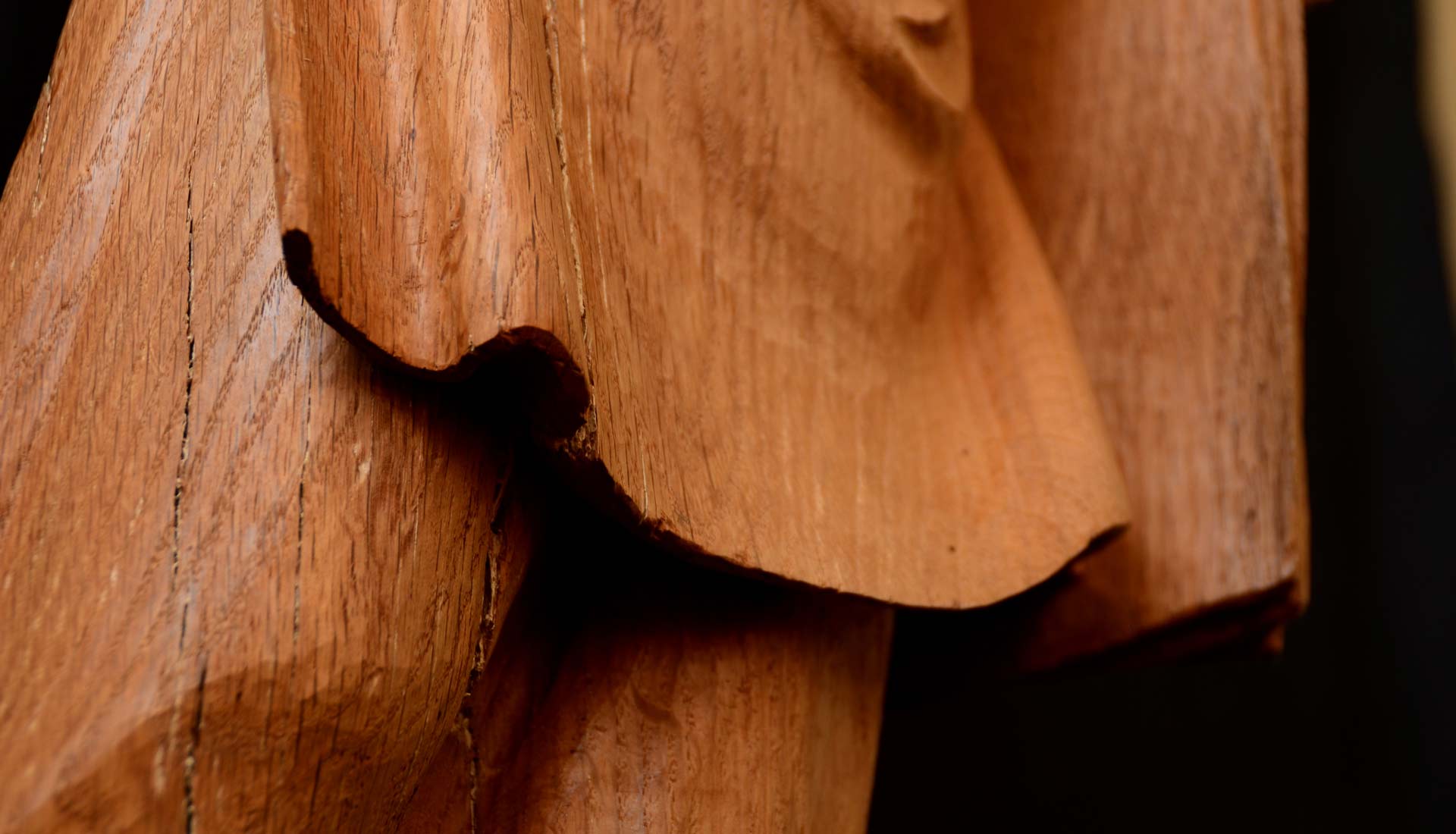 Sculpture sur bois, drapé d'un tablier