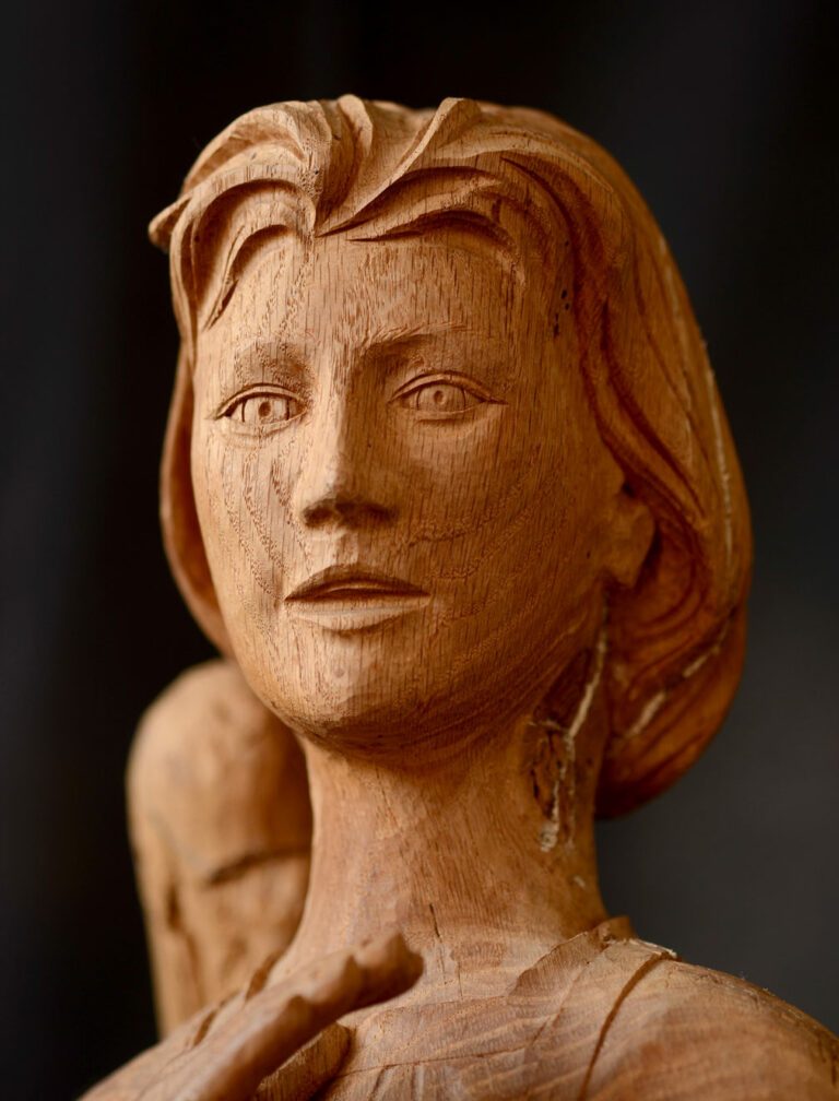 Visage angélique en sculpture bois