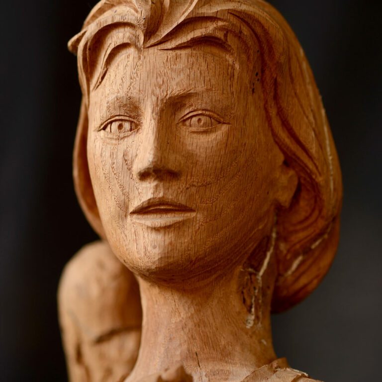Visage angélique en sculpture bois