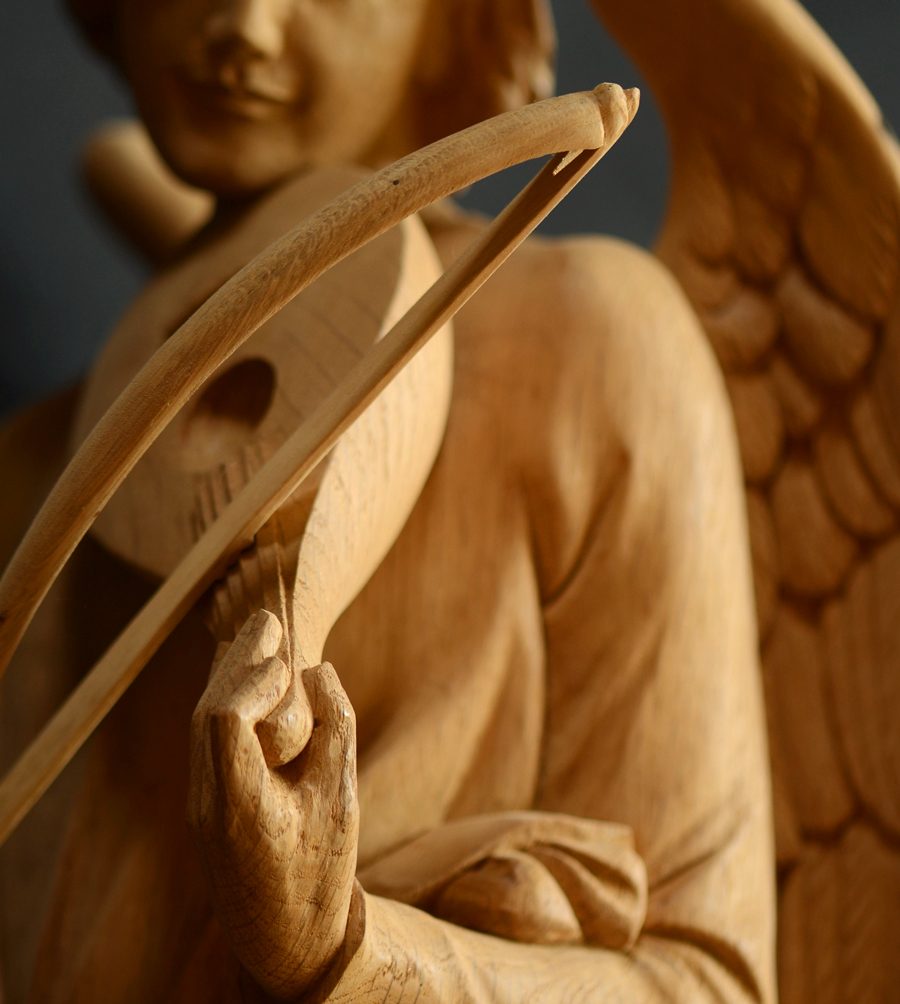 Sculpture d'un ange musicien