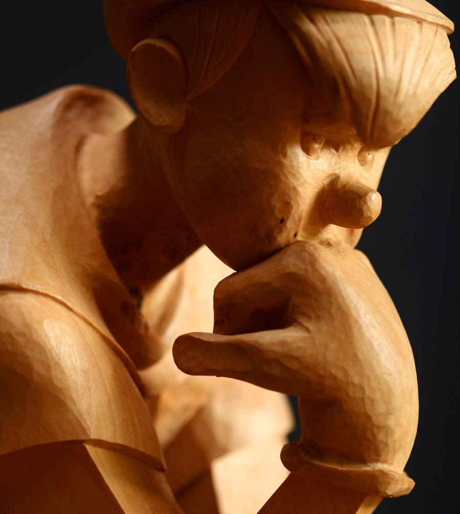 Sculpture en bois du penseur
