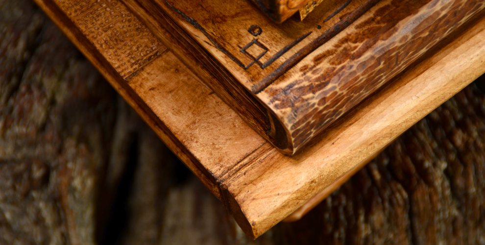 Sculpture en bois d'une pile de livres