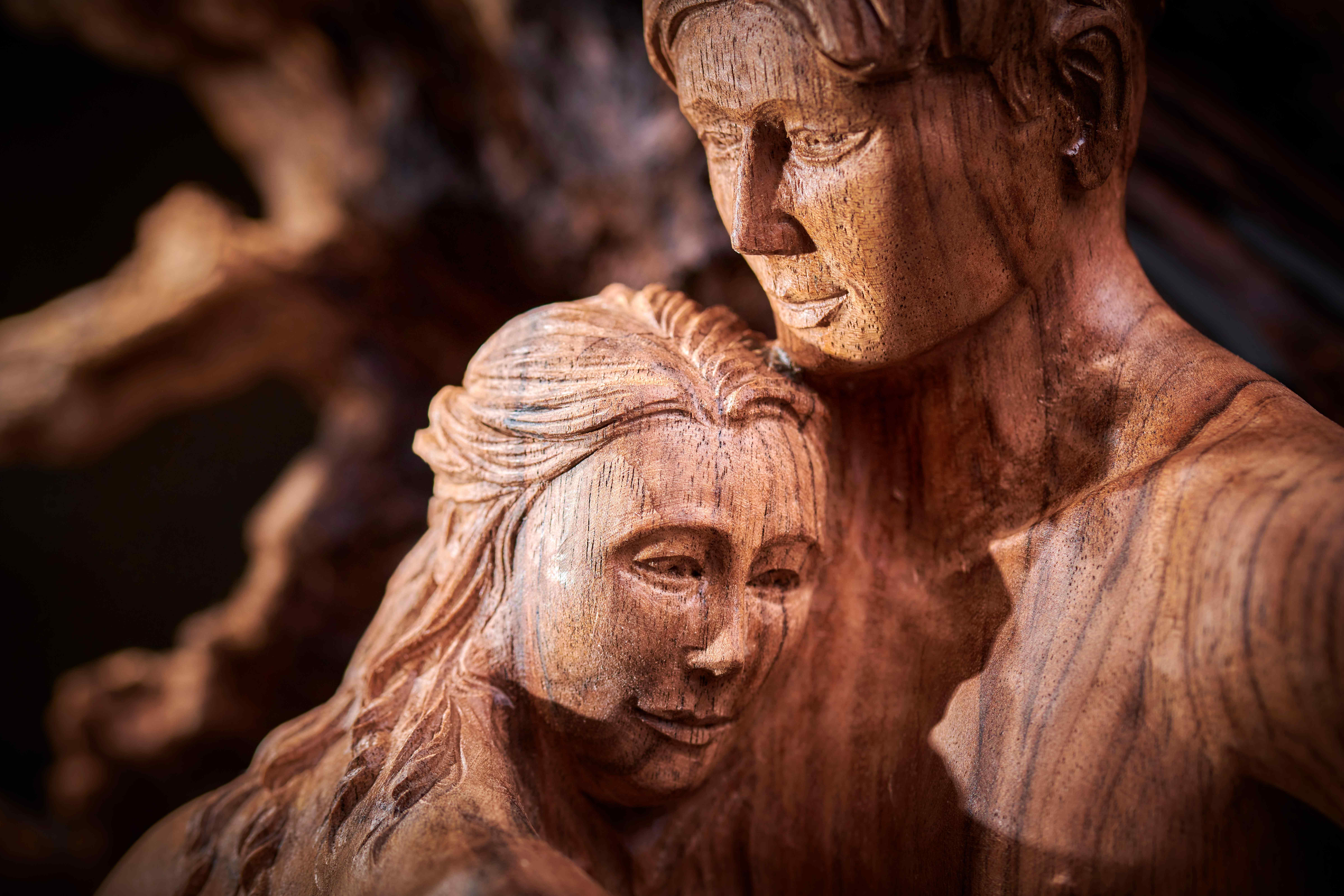 Femme et homme sculptés dans le chêne