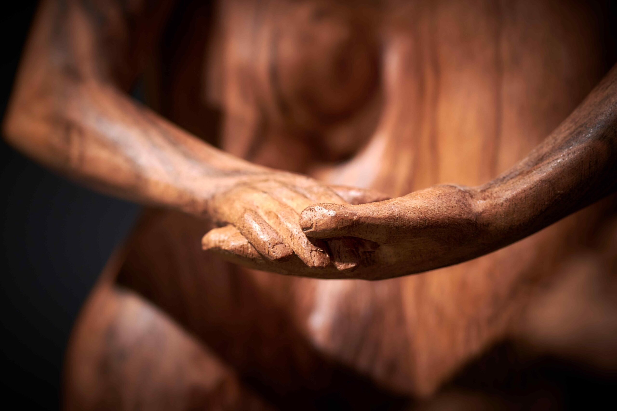 Détail d’une sculpture sur bois contemporaine