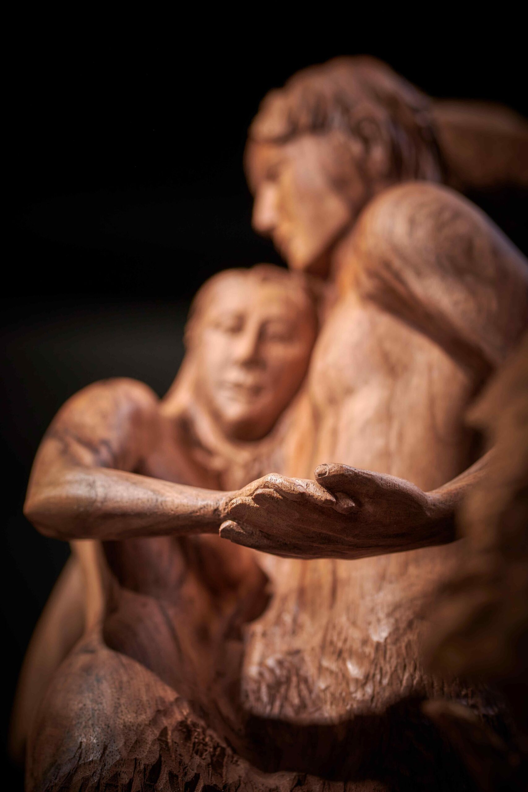 Détail d’une sculpture sur bois contemporaine