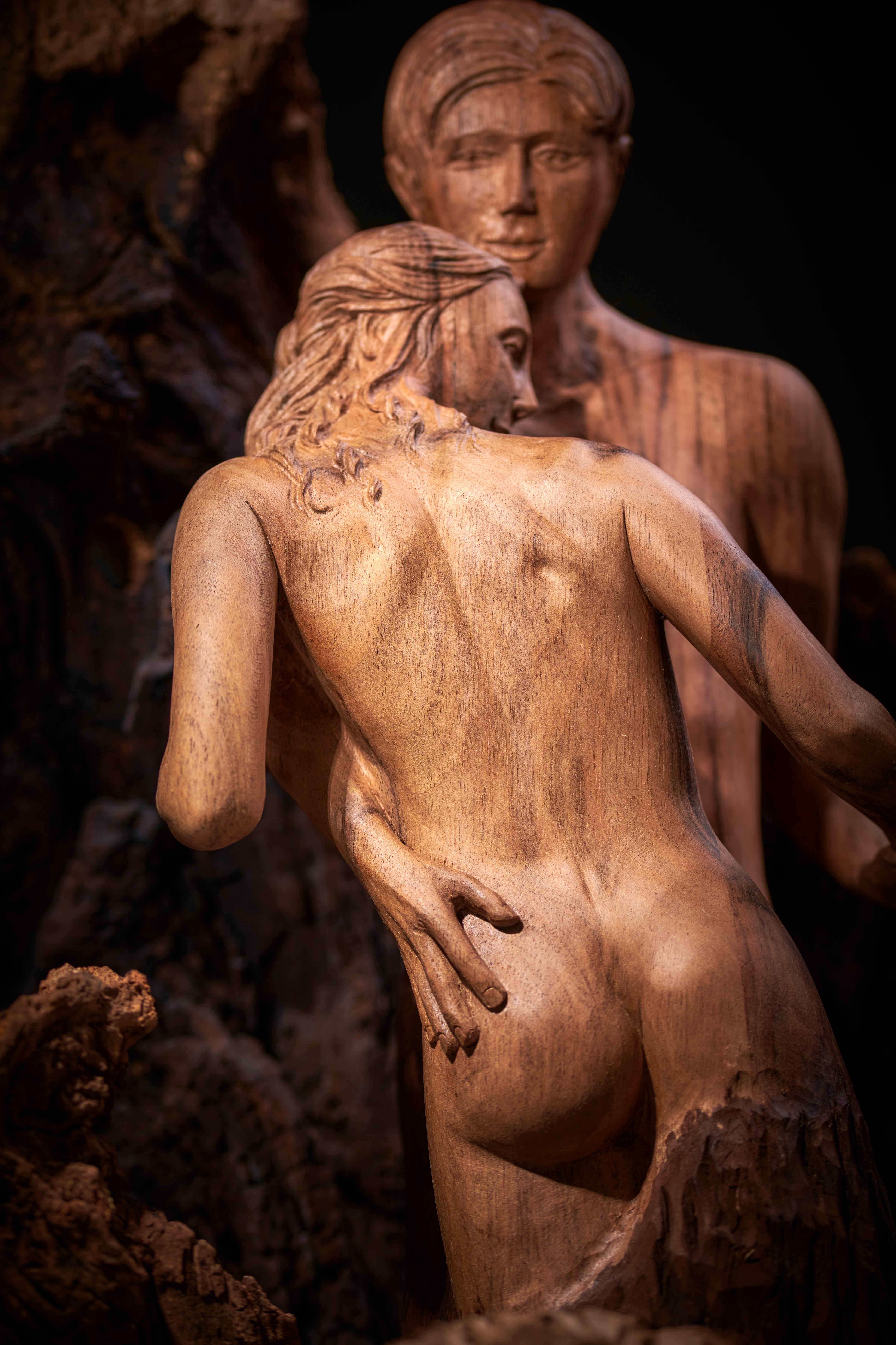 Émergence d’un couple, sculpture sur bois de Bruno Minguet