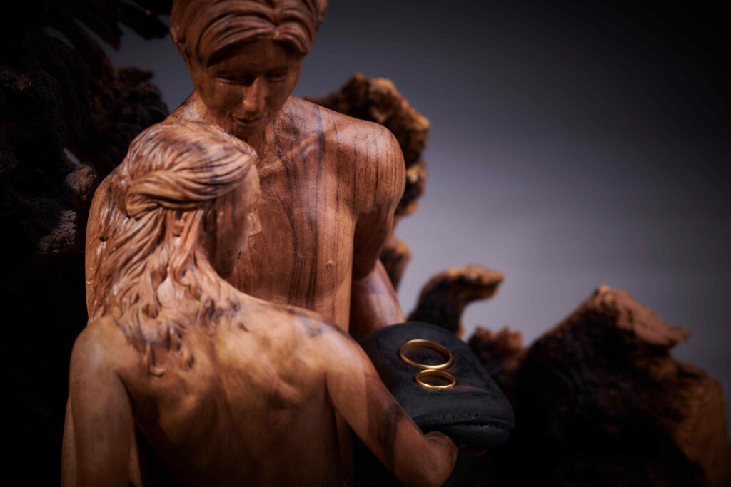 Œuvre en bois représentant l’amour et l’union
