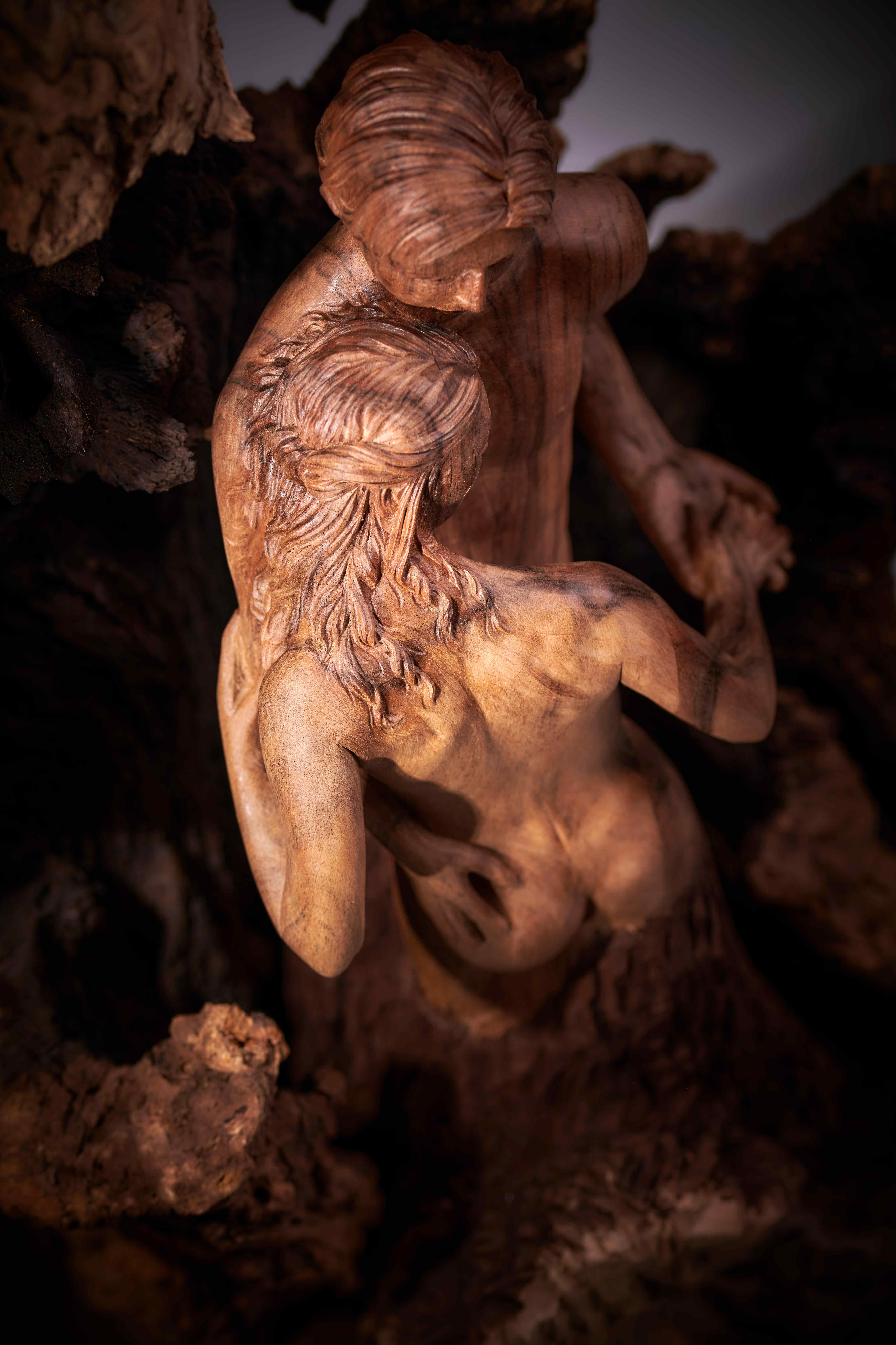 Œuvre d’art en bois sur le thème du couple