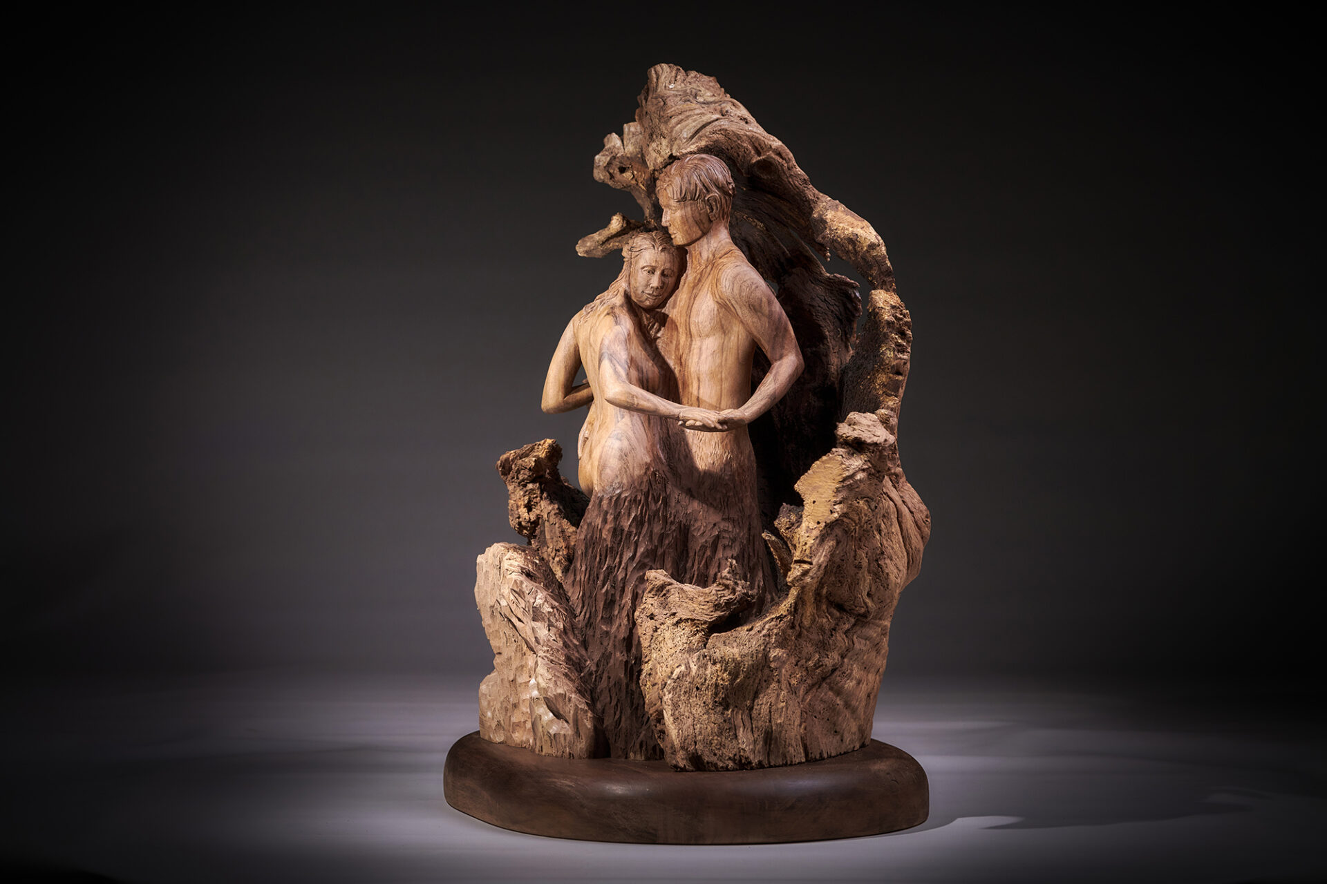 Couple sculpté dans un cœur de chêne