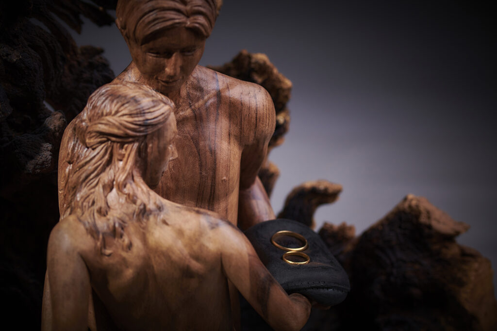 Œuvre en bois représentant l’amour et l’union