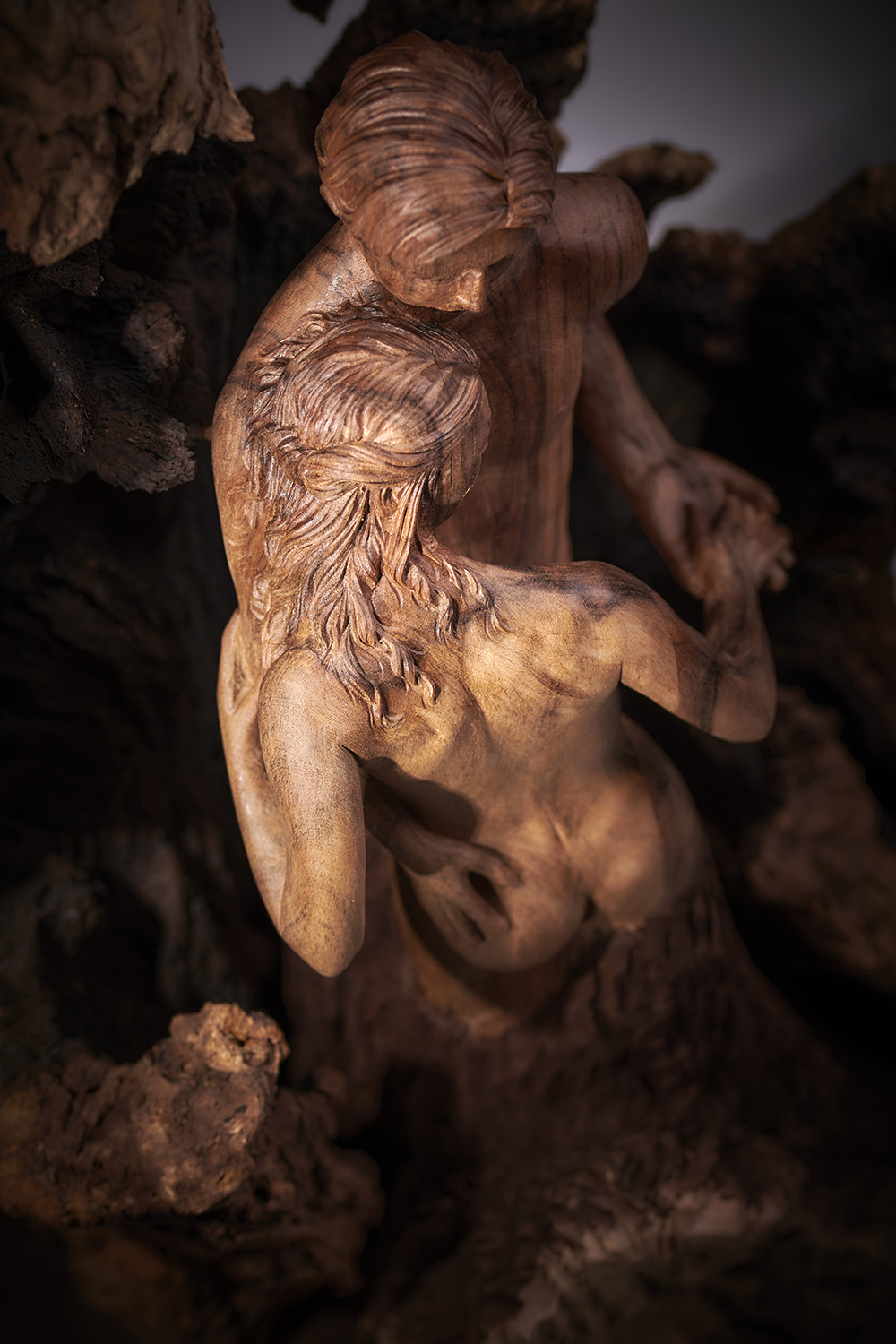 Détail d’une sculpture sur bois contemporaine