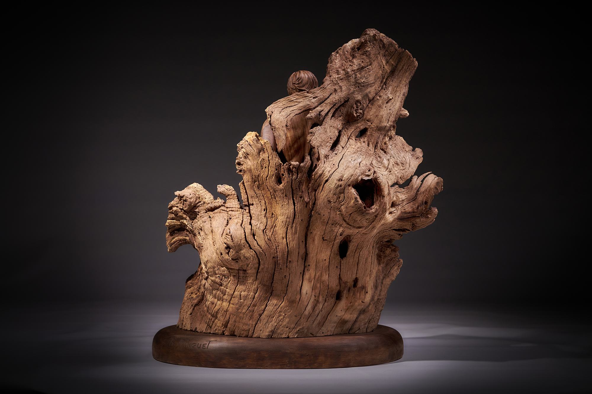Deux corps sculptés dans le bois