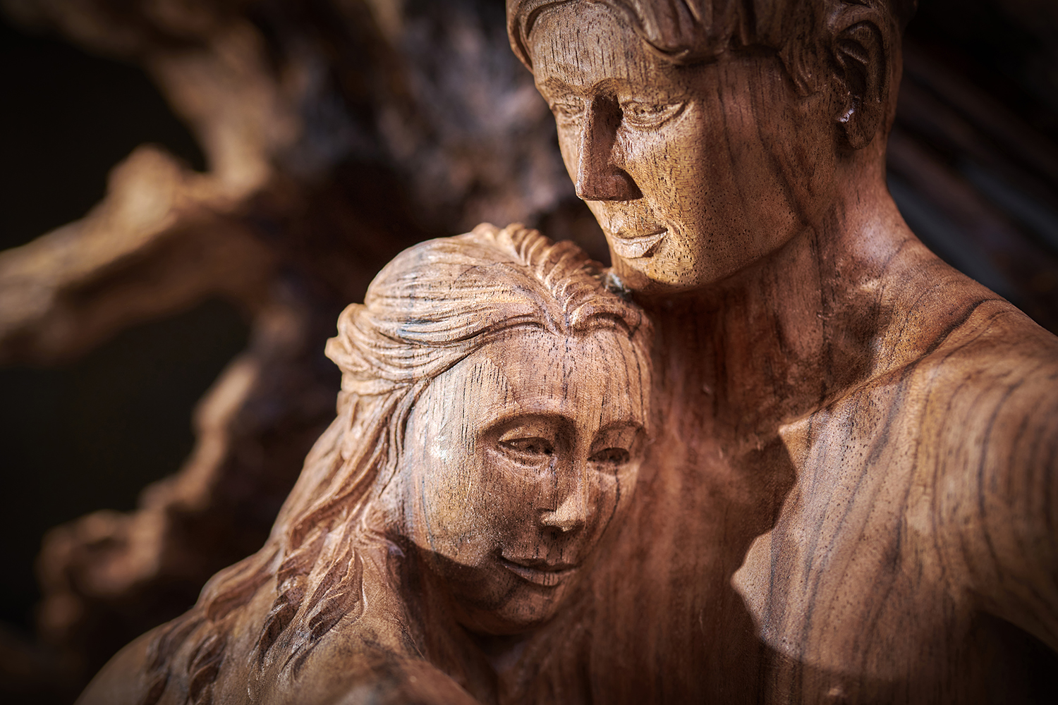 Femme et homme sculptés dans le chêne